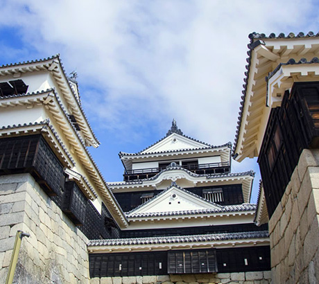 可以搭纜車前往的山中城堡~松山城