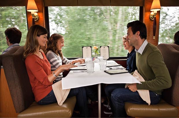 阿拉斯加獨特的雙層景觀火車