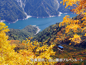 ダム湖とロープウェイ